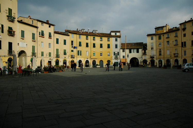 Piazza Anfiteatro by Michael Tinkler via Flickr